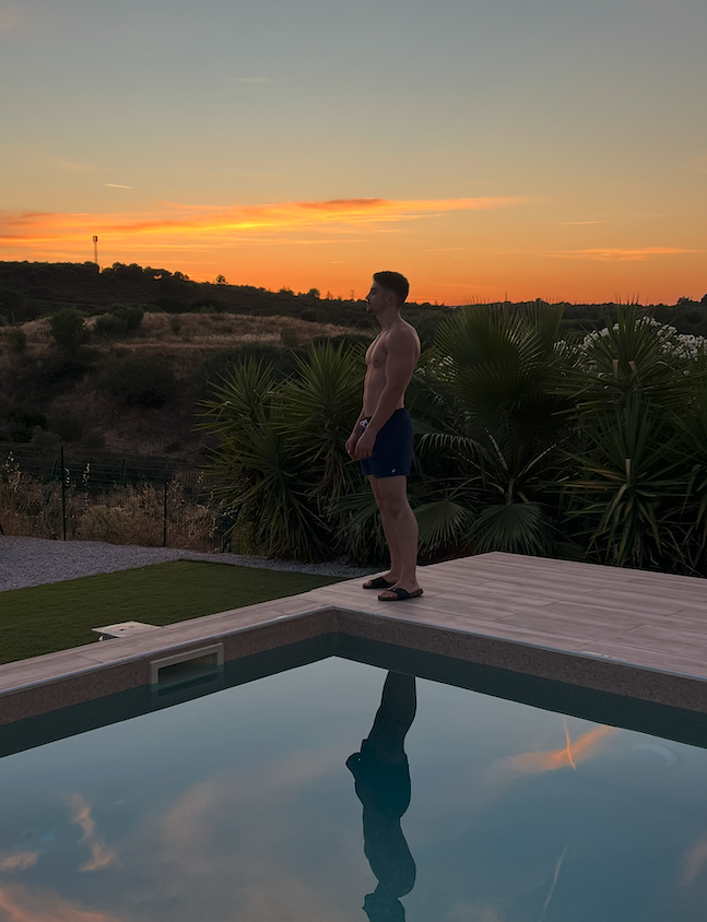 Au bord de la piscine au coucher du soleil